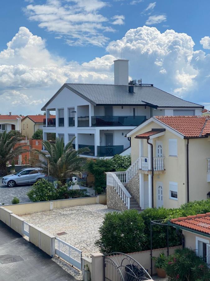 Apartment Vila Lina Vir Luaran gambar
